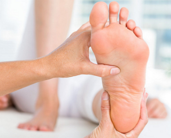 Bàn chân lạnh là dấu hiệu của bệnh gì, nguyên nhân, cách chữa thế nào